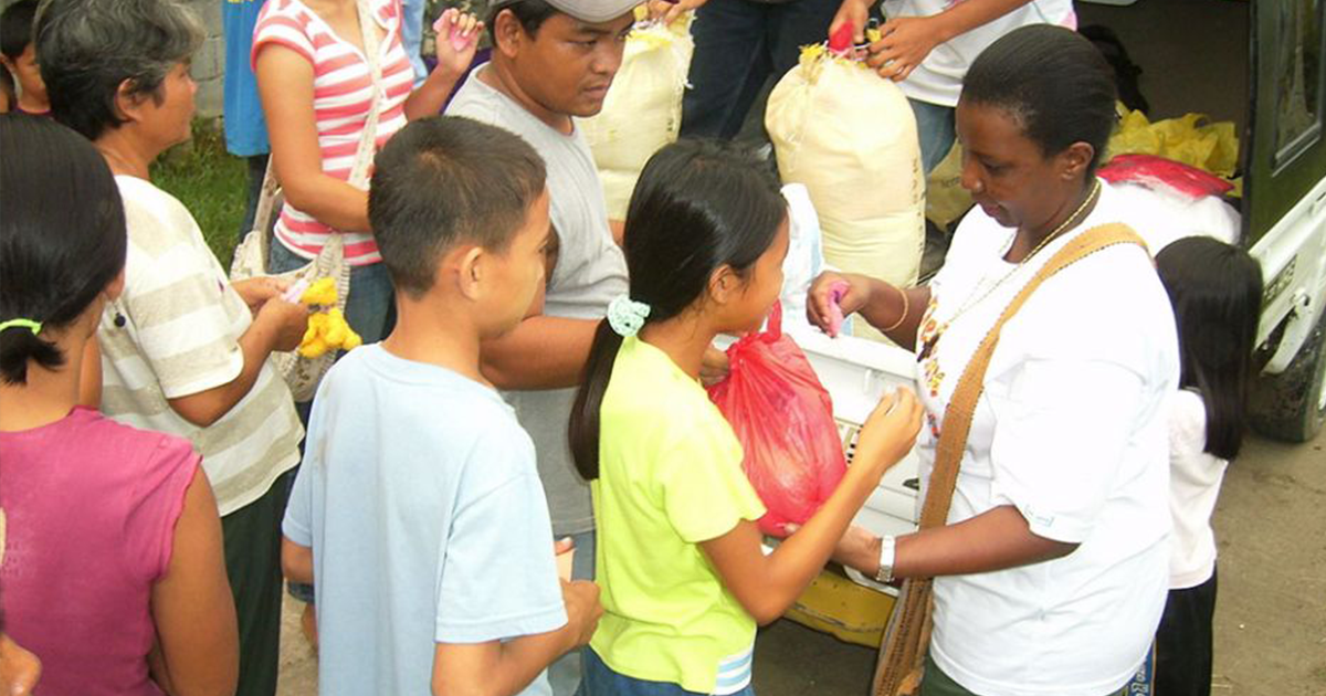 Sr. Schola Mutua helps with food distribution at an evacuation center for refugees in the Philippines.