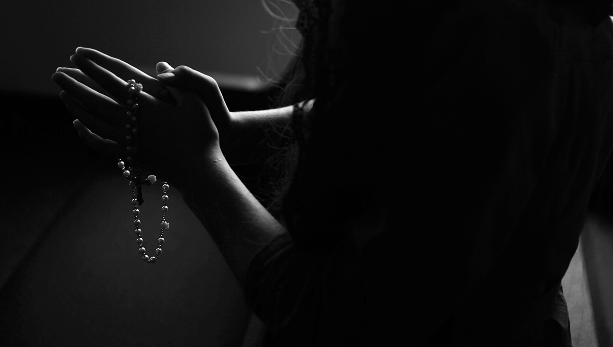 woman praying the rosary