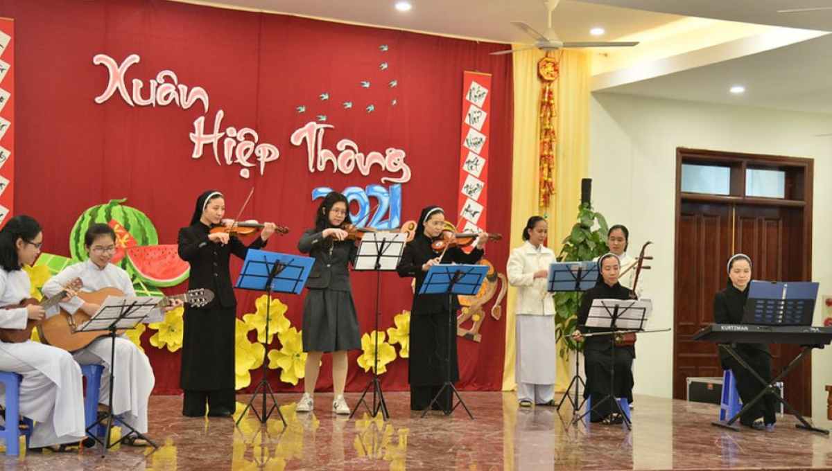 Sisters of the Lovers of the Holy Cross of Hanoi celebrate New Year 2021. (Courtesy of Archdiocese of Ha Noi)