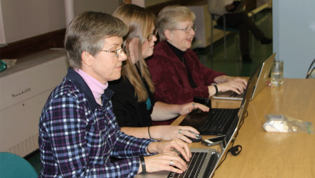 Jane with the chatroom guest Sisters, Jennifer (L) and Julianna (R)!