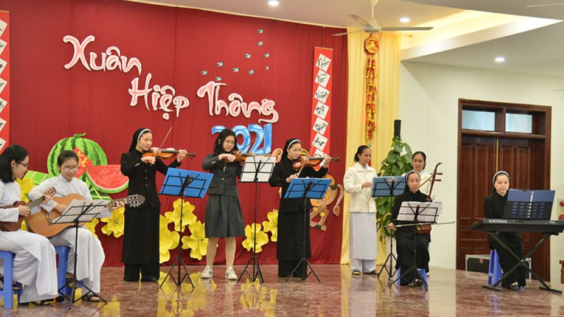 Sisters of the Lovers of the Holy Cross of Hanoi celebrate New Year 2021. (Courtesy of Archdiocese of Ha Noi)